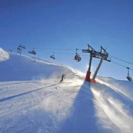 Apartment In Near Lift *